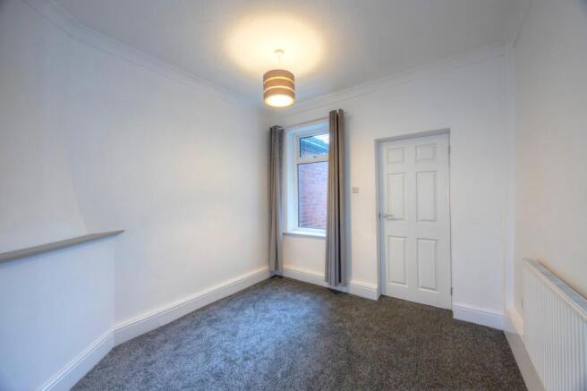2 bed Terraced to rent Image 5