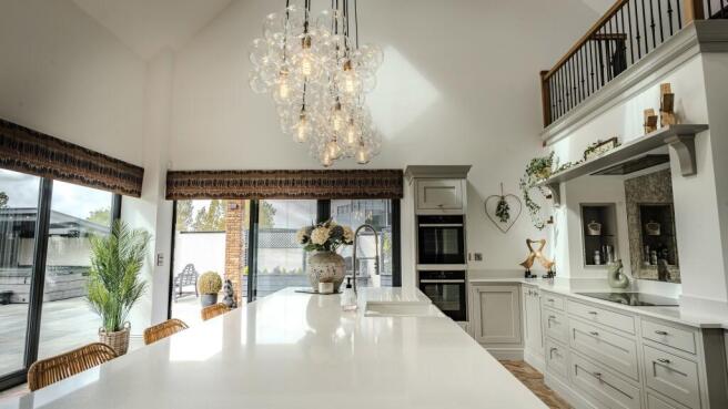 6 bed Detached for sale Image 11