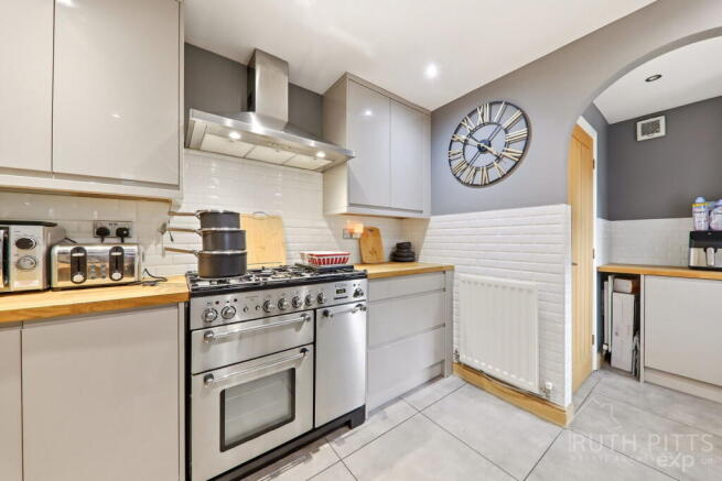 4 bed Detached for sale Image 6