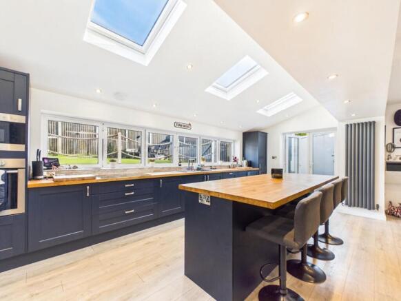 4 bed Semi-Detached for sale Image 6