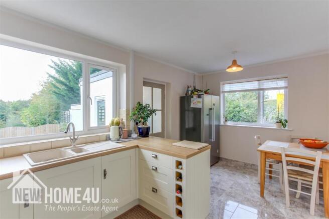 KITCHEN / DINER: