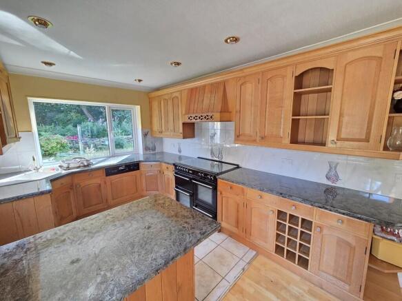 4 bed Detached to rent Image 2