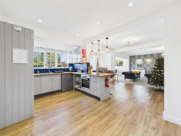 5 bed Detached for sale Image 4