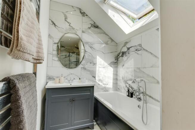 5 bed Detached for sale Image 6