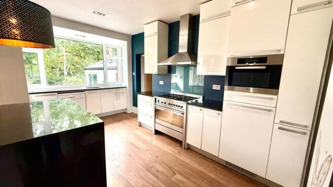 4 bed House to rent Image 4