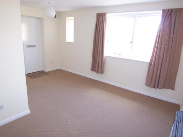 LOUNGE/BEDROOM
