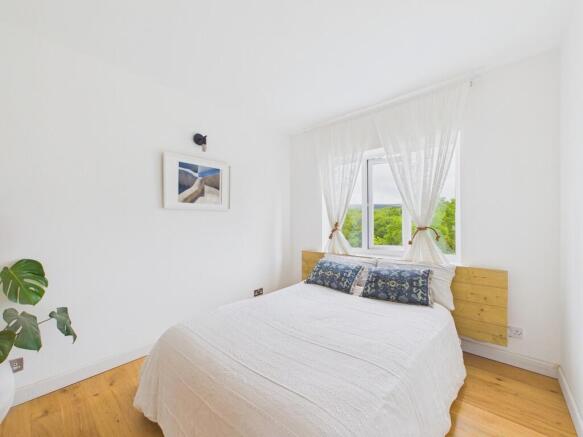 5 bed Semi-Detached for sale Image 10