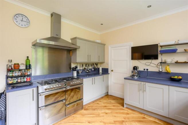 5 bed Detached for sale Image 11