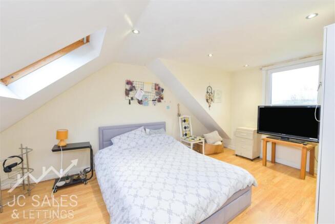 5 bed Semi-Detached for sale Image 9