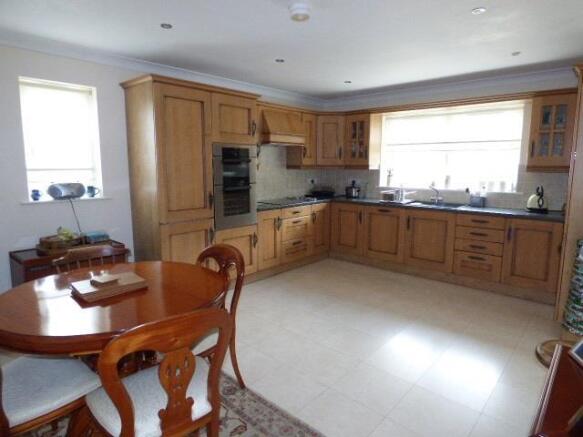 KITCHEN/BREAKFAST RO