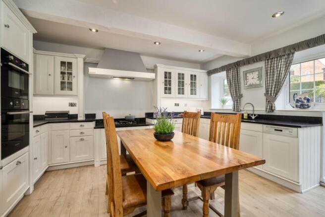 4 bed Detached for sale Image 6