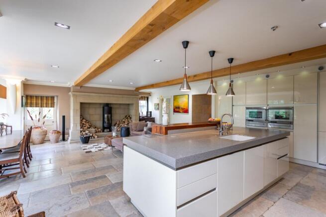 6 bed Detached for sale Image 5