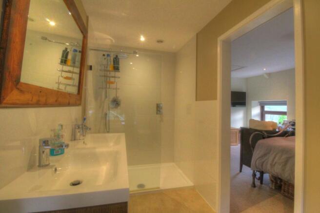 16 - Ensuite 2