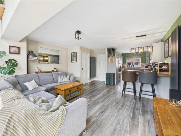 5 bed Detached for sale Image 7