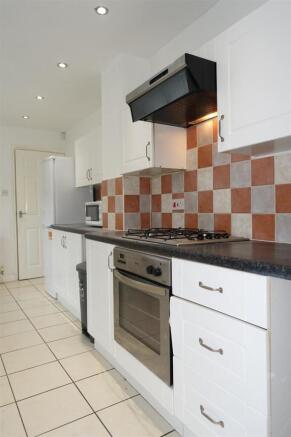 4 bed House to rent Image 6