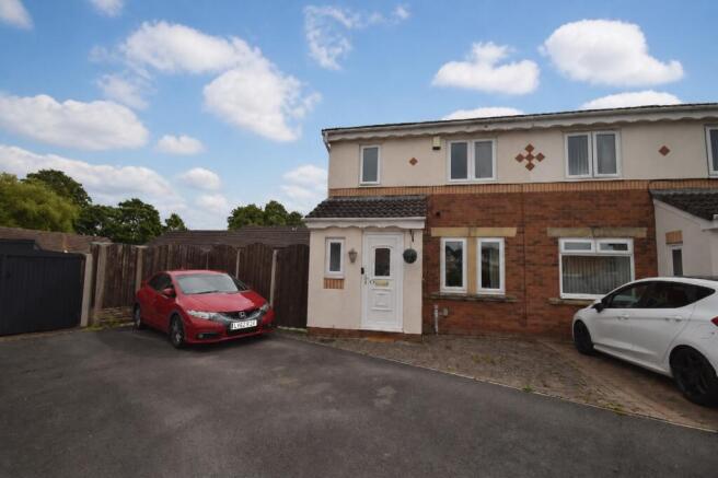 3 bed semi-detached house to rent Walkmill Cresce