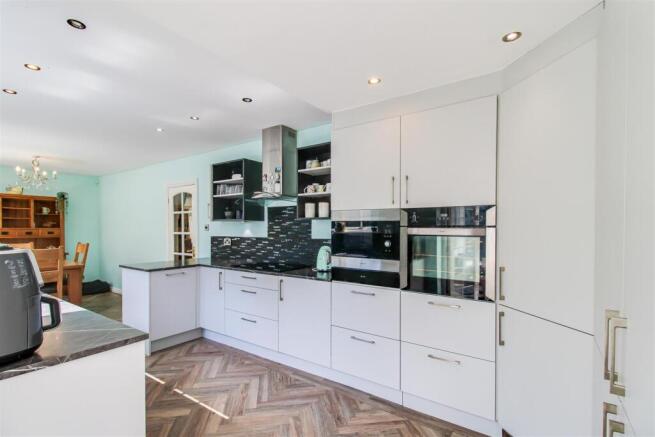 5 bed Detached for sale Image 4