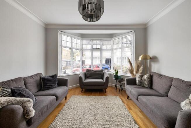 Oak Hill Gardens, IG8