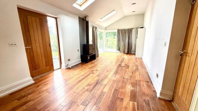 4 bed House to rent Image 5