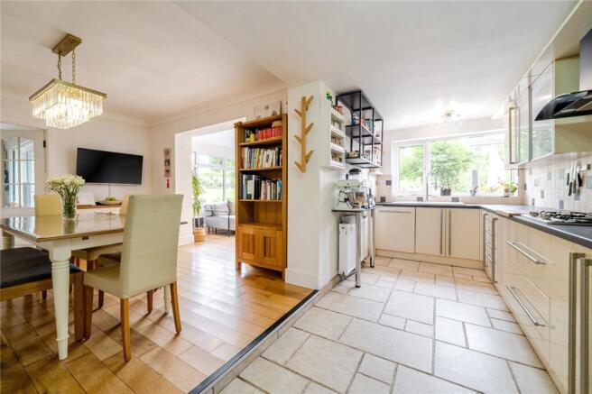 5 bed Bungalow for sale Image 11