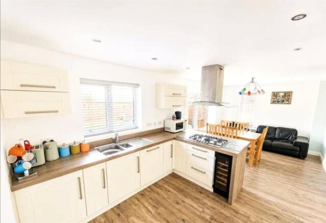 4 bed Detached for sale Image 5