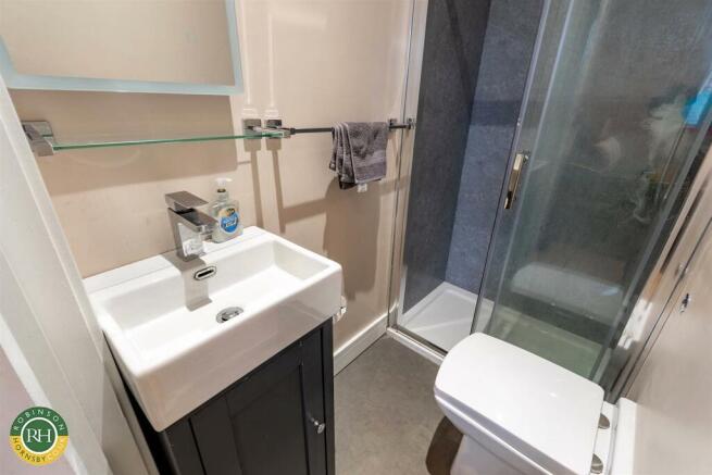 Bathroom 1.jpg