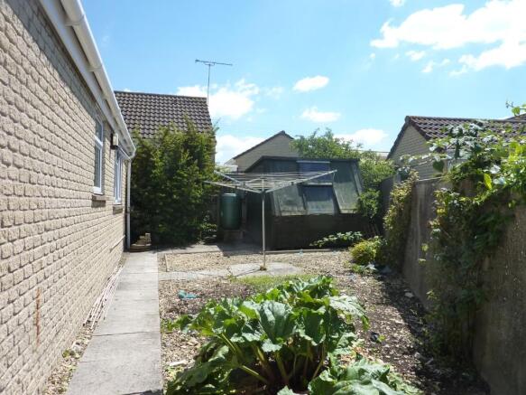 GARDEN TO SIDE