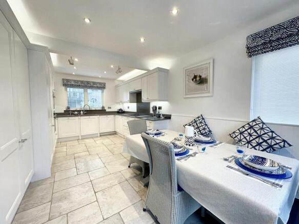 KITCHEN/DINING ROOM
