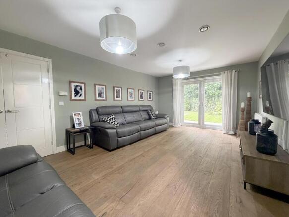 5 bed Detached for sale Image 8