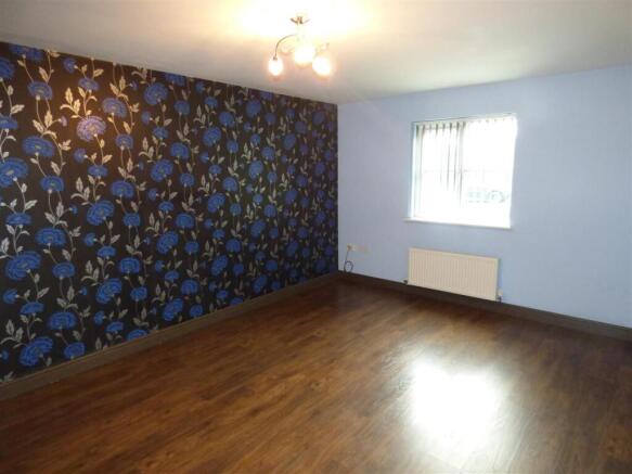 39 Greenwood Gardens lounge.jpg