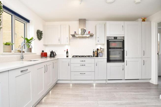 5 bed Detached for sale Image 5