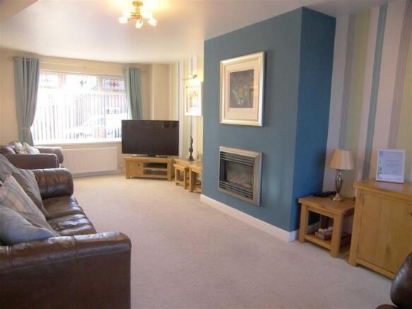 LOUNGE WITH DINING AREA