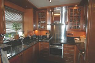 FITTED KITCHEN