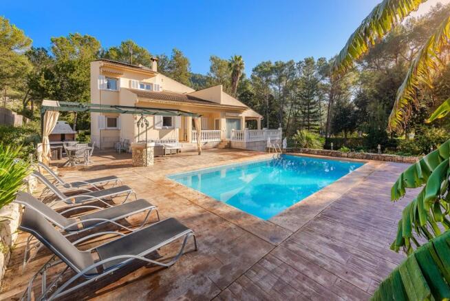 Exterior and Pool (1