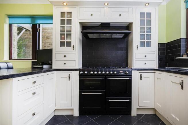 4 bed Detached for sale Image 10