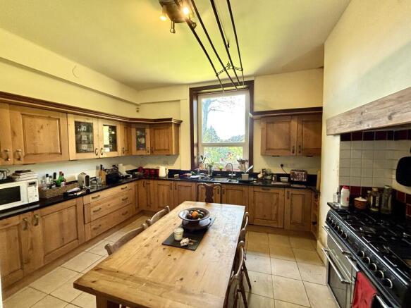 5 bed Detached for sale Image 8