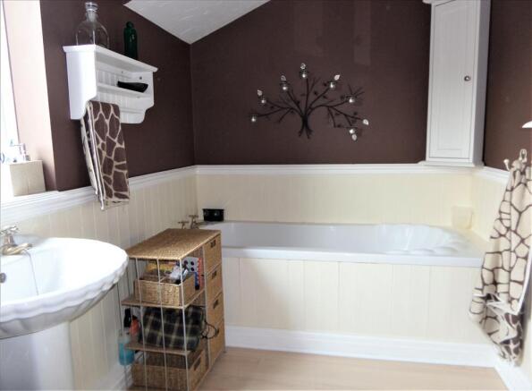 EN-SUITE BATHROOM