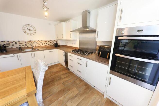 4 bed Detached for sale Image 11