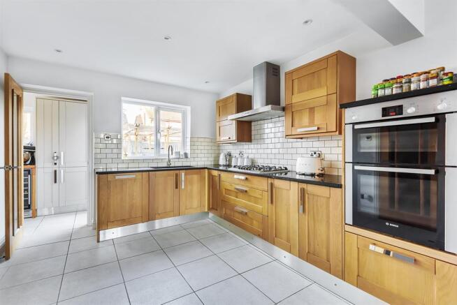 KITCHEN / DINING ROOM