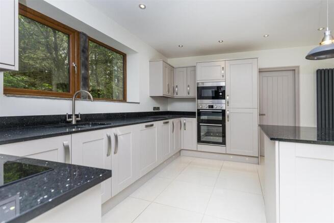 5 bed Detached for sale Image 12