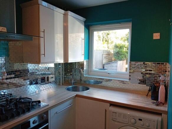 129 Glenmore kitchen