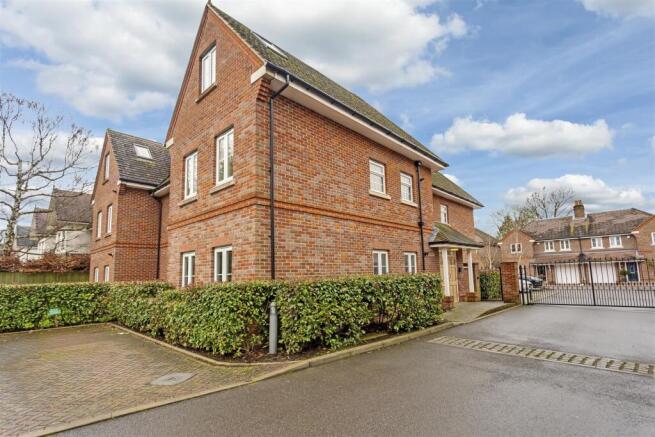 flat-buckle-house-hurley-close-banstead-120.jpg
