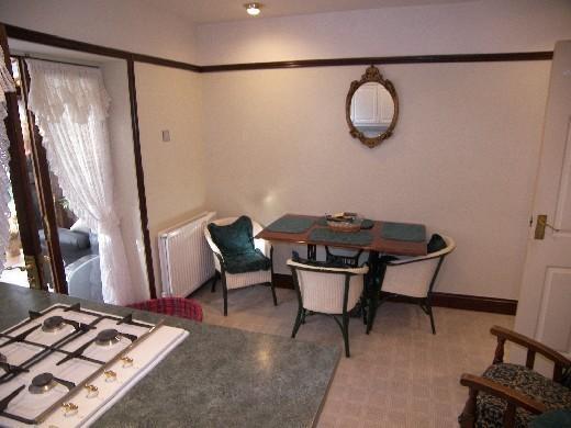 KITCHEN/BREAKFAST
