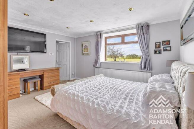 6 bed Detached for sale Image 8