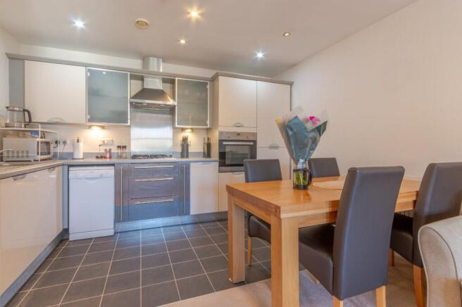2 bed Flat for sale Image 5