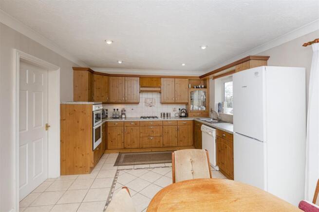 4 bed Detached for sale Image 11