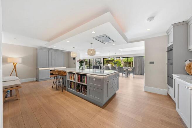6 bed Detached for sale Image 12