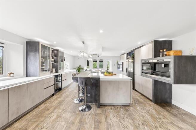 4 bed Detached for sale Image 5