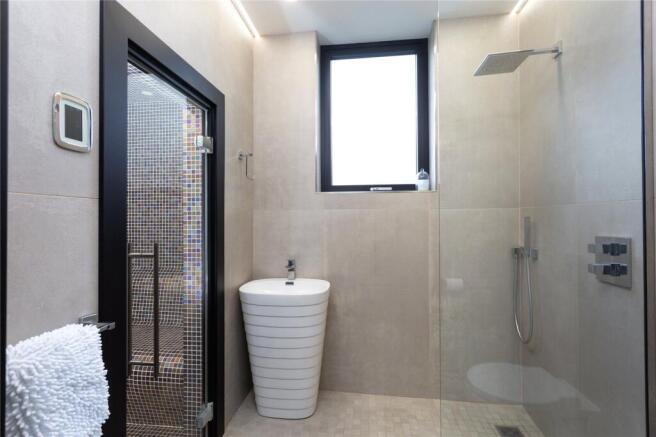 5 bed Detached for sale Image 10