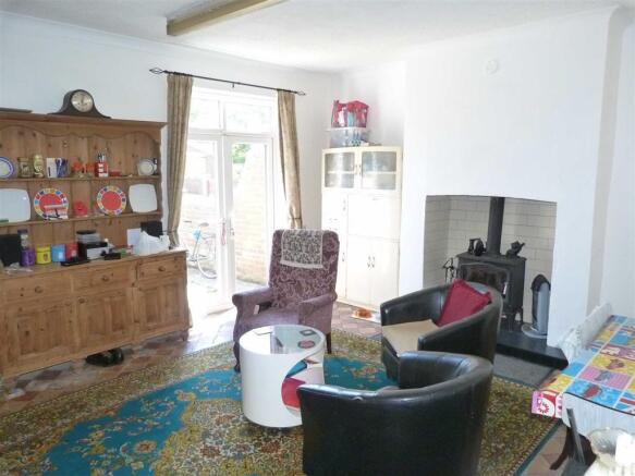 LIVING ROOM/DINING R